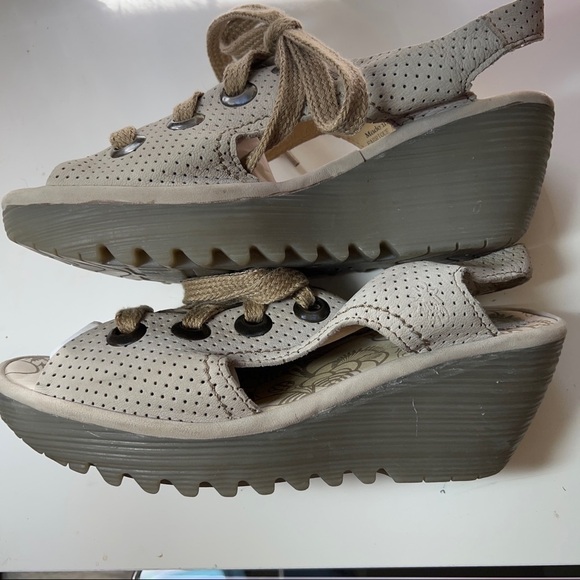 FLY LONDON YLFA Cream perforated leather lace up peep toe wedge. Size 40. - Picture 3 of 7